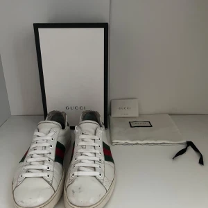 Gucci ace  - Gucci ace - Strl: 43 -  Bra skick, går att polera lädret om de vills - Nypris: 7500kr - Mitt pris: 1800kr/kom med rimliga bud - hör av dig vid funderingar 💫