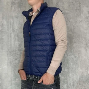 Esprit Dunväst  - Esprit Dunväst   - Pris: 499kr - Modell: 180cm 70kg - Bra skick utan defekter - Storlek: M - Original förpackning tillkommer inte 