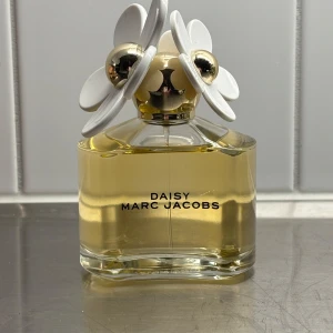 Daisy parfym från Marc Jacobs - Endast använd 2 ggr. Inköpt i december. 