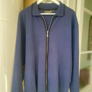 Blå kofta med dragkedja från Cornwell - Snygg blå kofta från Cornwell med dragkedja framtill och krage. Perfekt för en stilren look. Långärmad och bekväm att bära.