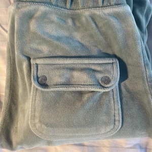 Gröna juicy Couture byxor - Fina gröna Juicy Couture byxor i storlek S! Snöret är dock borta men annars inga konstigheter och den kommer att tvättas innan.Kom gärna med prisförslag💕 Ordpriset var 1200kr