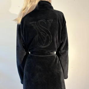 Victoria’s Secret morgonrock  - Supersnygg morgonrock från Victoria’s secret. Den är lyxig, mjuk och varm. Denna modell säljs inte längre. Är knappt använd så materialet är som vid inköp, inte urtvättad eller så. Köpt för 1200kr.