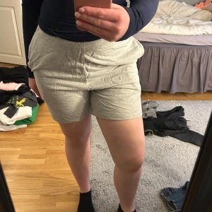Shorts - Gråa mjukis shorts aldrig använda