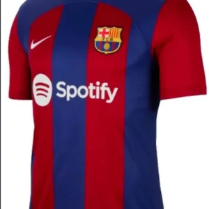 FC Barcelona fotbollströja - Säljer en snygg FC Barcelona fotbollströja från Nike. Tröjan är kortärmad med ett klassiskt randigt mönster i rött och blått. Den har klubbens emblem på bröstet och en Nike-logga. Perfekt för alla Barça-fans!