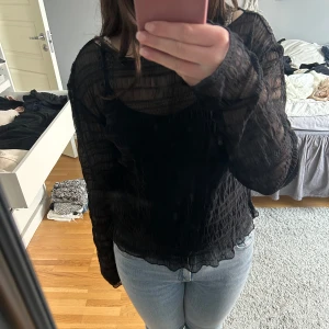 Meshtopp  - Svart meshtopp. Den är bra skick förutom att det står ut som små ”trådar” från tröjan. (Sista bilden) Dock inget jag upplever syns jättemycket. 