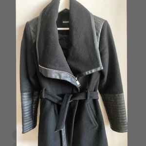 Svart kappa från Rockandblue - KÖPTE för 2500 men används inte mer därför säljer jag den, för fler bilder skriv privat. Snygg svart kappa från Rockandblue med ull och skinn detaljer 🥰. Den är ett perfekt val i vardan om man vill se elegant ut