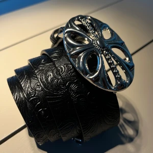 Chrome Hearts bälte  - Säljer mitt svarta läder Chrome Hearts bälte. Spänner har en cool silvrig korsdesign. Det är i ny skick och i stl 120cm Pris kan diskuteras😊