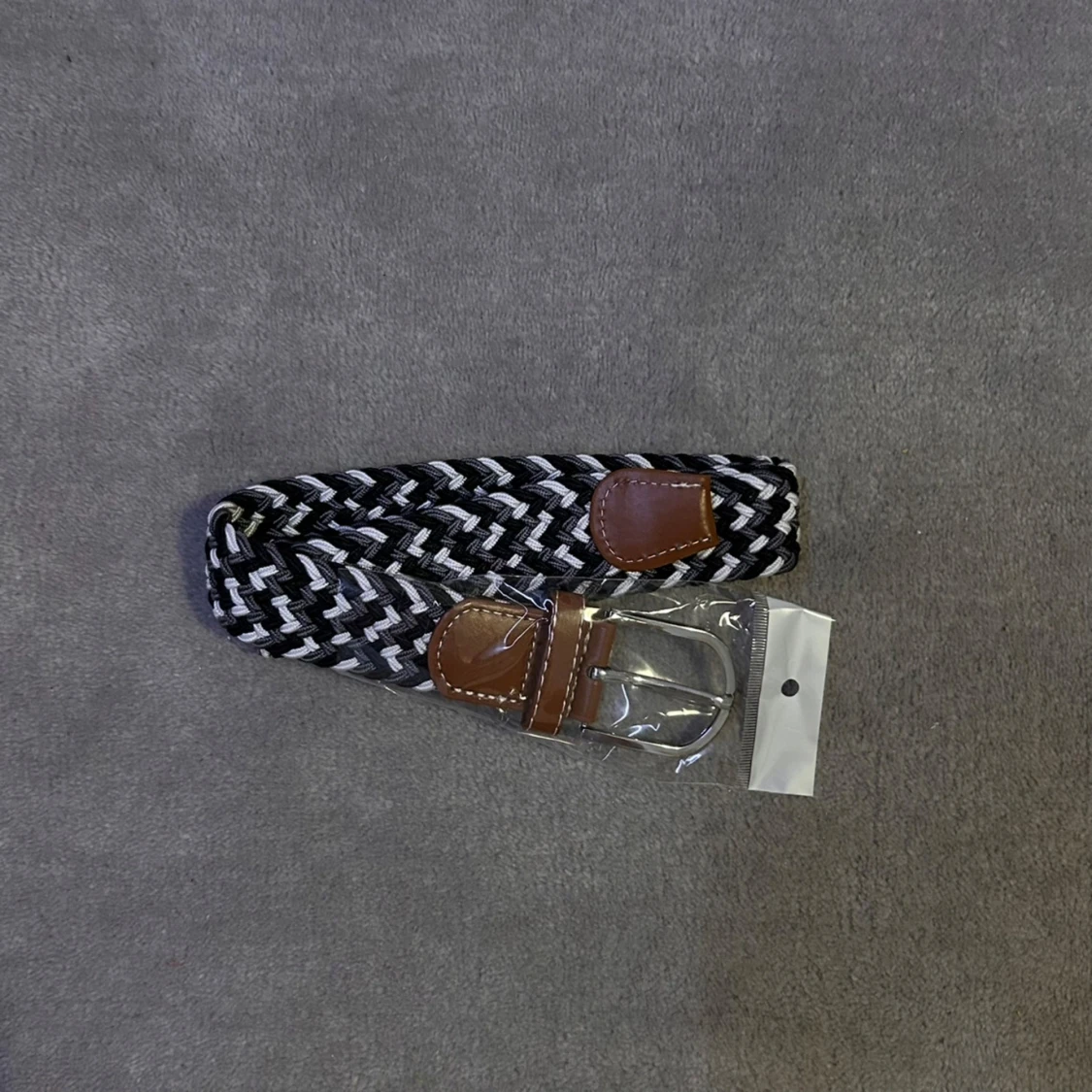 Svartvitt flätat bälte