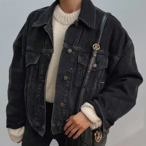 Jeans jacka - Säljer denna jeans jackan. Aldrig använd, prislappen kvar på. Tryck gärna på ”köp nu”.