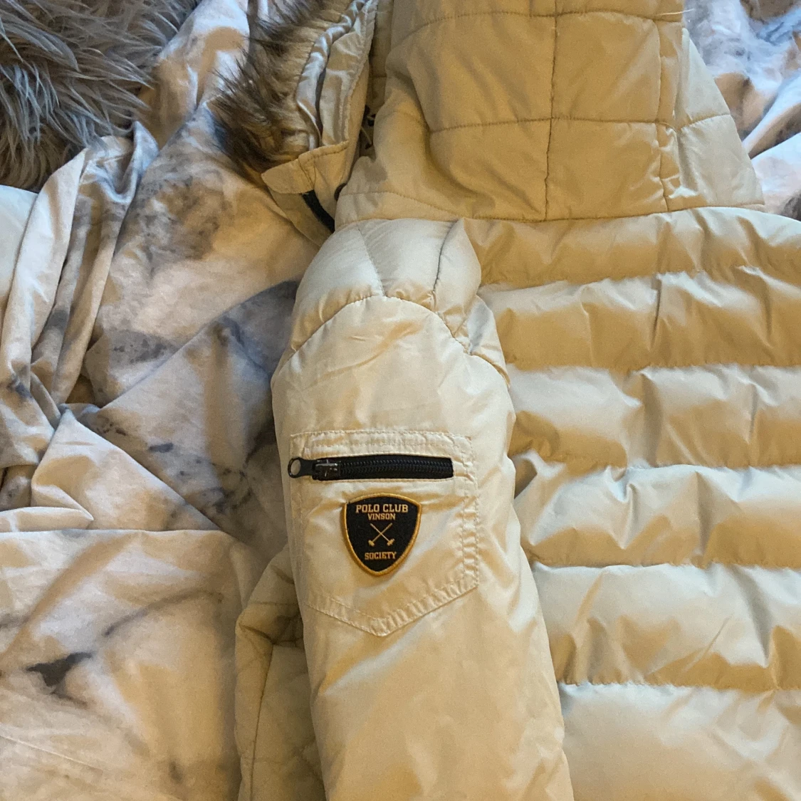 Beige dunjacka med pälskrage - 2