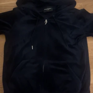 Marin blå hoodie från Juicy Couture! - Säljer en snygg marin blå hoodie från Juicy Couture. Den har en klassisk design med dragsko i huvan och en praktisk ficka framtill.💕