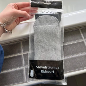 Grå stövelstrumpa för ridsport - Säljer ett par grå stövelstrumpor för ridsport. Perfekta för att hålla fötterna varma och bekväma i ridstövlar. Strumporna är förpackade i en plastförpackning och är i storlek 36/41.  Det är ett 2pack men har tagit ena men dessa är inte en uppoackade.