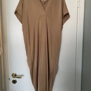 Arket klänning - Sandfärgad klänning från Arket. Fint skick. Normal i storlek