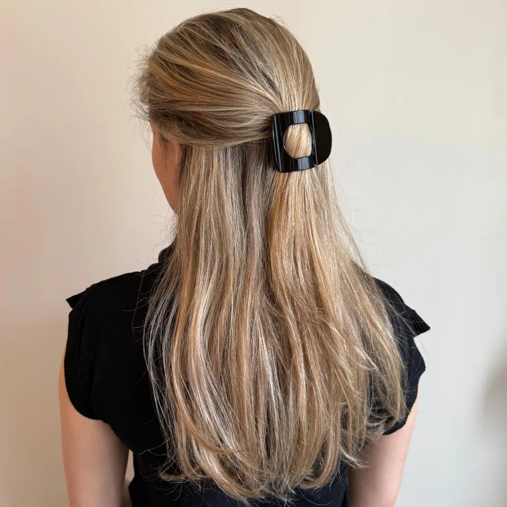 Superfin trendig hårklämma, från Molli i färgen svart. Klämman är 8cm och är helt ny och oanvänd! Superfin trendig hårklämma, från Molli i färgen brun. Klämman är 8cm och är helt ny och oanvänd! Finns även i färgerna brun och vitt i min profil🩷. Asusteet.