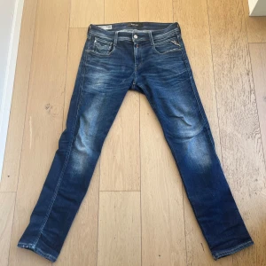 Blå jeansbyxor från Replay - Snygga blå jeans från Replay, modell Anbass. Jeansen är o storlek 30/30 och sitter slim på dina ben. Inga större tecken på användning. Skriv för mer bilder eller andra frågor! Pris kan diskuteras vid snabb affär!