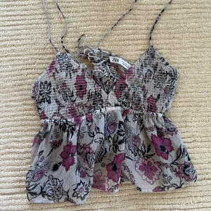 Blommig topp - Blommig topp från Zara. Storlek S💗💗går att ställa in!