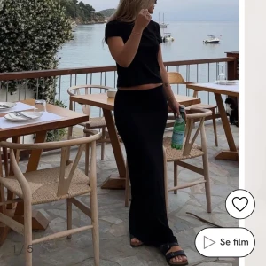 Svart långkjol med slits - Säljer denna svarta långkjol från Nelly, köpt på vinted men den passade inte mig💕