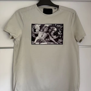 Beige t-shirt Limitato - Säljer en beige t-shirt från Limitato som är i väldigt bra skick. Inga större tecken på användning. 