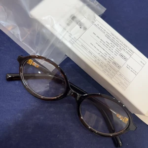 Runda glasögon med brun båge - Snygga runda glasögon med en brun båge. Perfekta för en stilren look och passar till många olika outfits. Glasögonen har en klassisk design som aldrig går ur tiden.