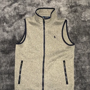 Ralph lauren vest  - Ralph lauren ull väst i bra skick! Säljer pga för liten. Använd sällan. 