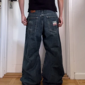 Vintage byxor - Jätte snygga vintage byxor, i bra skick. Det är i storlek M-L och är utsydda. 