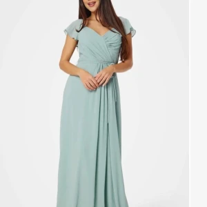 Balklänning - Fin ljusgrön klänning från bubbleroom, den heter ”Butterfly Sleeve Draped Chiffon Gown” på hemsidan☺️