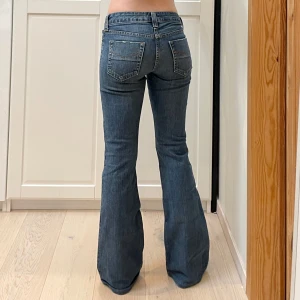 Lågmidjade bootcut jeans från Gap🤩 - Midja 39x2 cm, gren 21 cm o innerben 82 cm💕jae 169 o xs-s o de passar bra! 