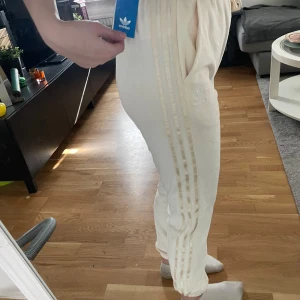 Mjukis byxor adidas - Helt nya mjukis byxor från adidas, prislappen kvar. Färgen är typ beige , storlek xs. Jättefina