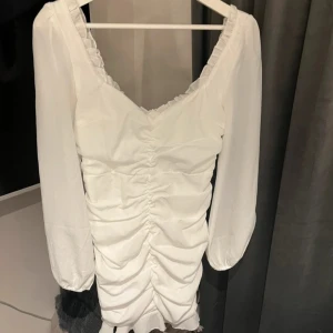 Studentklänning kiss the sky - Säljer min vita klänning som blivit använd till skolavslutningen i 9an en gång! Ett litet veck av något slag på ena armen (se sista bilden) inget man lägger märke till! Annars som nyskick🩷