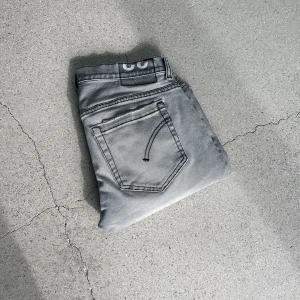 Dondup jeans - Ett par riktigt feta Dondup George jeans i storlek 32! Super skick.. Hör av er om ni har några funderingar👏