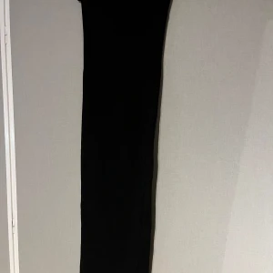 Svart bandeaou klänning Gina Tricot - Svart bandeaou klänning som används två somrar, stygnen vid bysten har lagats en gång tidigare men gått upp igen och där med säljs om man vill fixa det själv, men annars är klänningen toppen