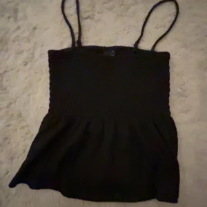 Svart linnetopp - Säljer en svart bandoutopp som inte kommit till användning. Man kan ta bort banden om man vill. 