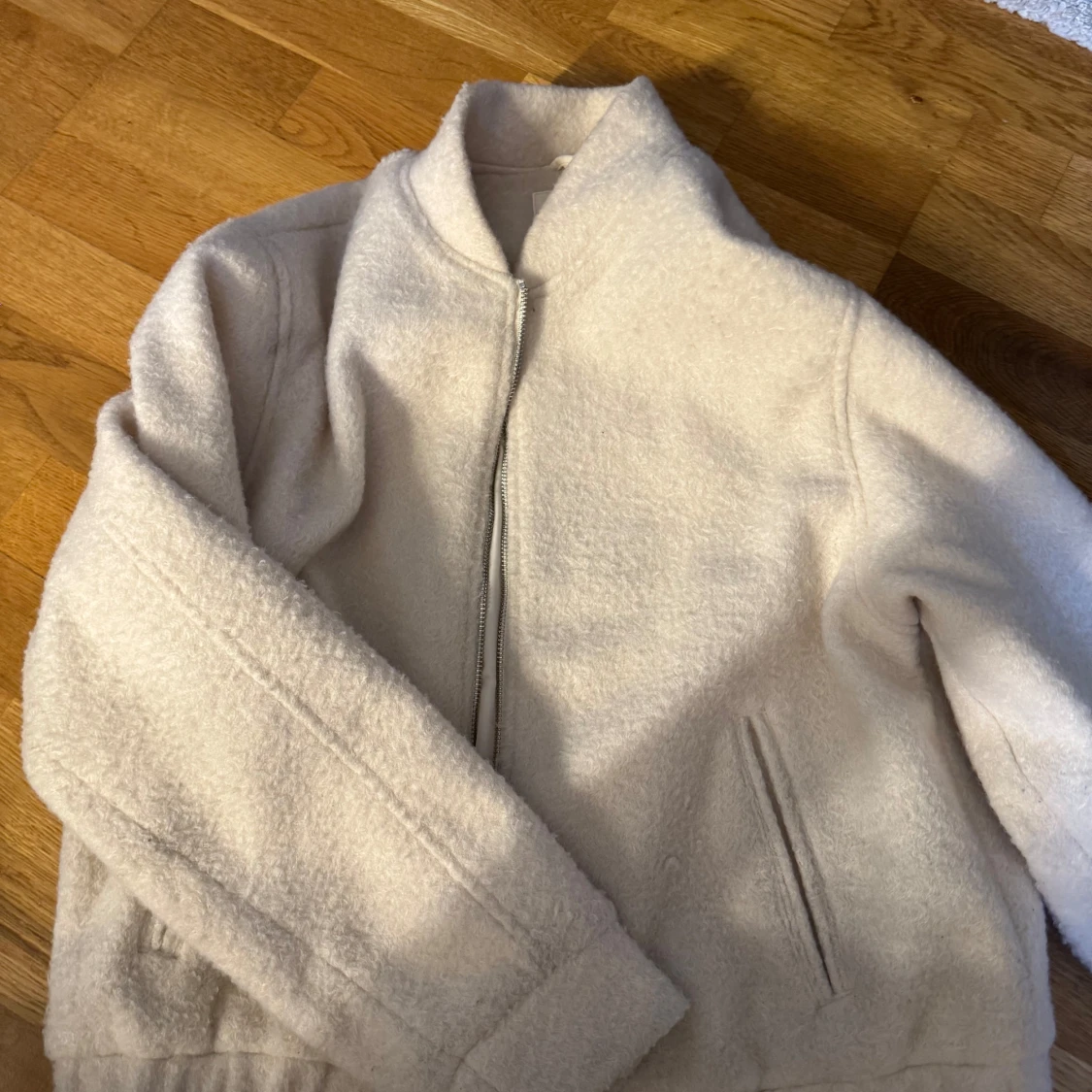 Beige/vit teddyjacka från Amisu