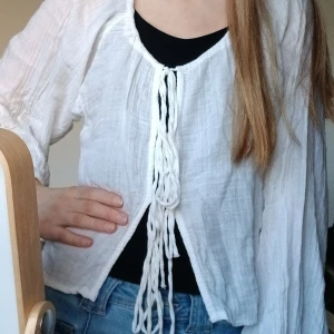 Vit knyttopp  - Jättefin knyttopp från Nelly som är relativt ny💕
