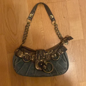 Y2k väska - Säljer min jättesnygga väska då den inte kommer till användning längre, skriv för frågor. Priset går att diskutera!