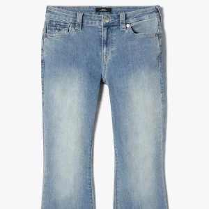 True Religion ljusblå bootcut jeans i Becca  - Ljusblå jeans från True Religion i Becca som e mid waist. Använda en gång jätte bra skick 