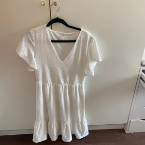 Vit kortklänning med volang - Superfin vit klänning från ONLY i S.  Perfekt för sommaren💓 Skriv om ni vill ha fler bilder!