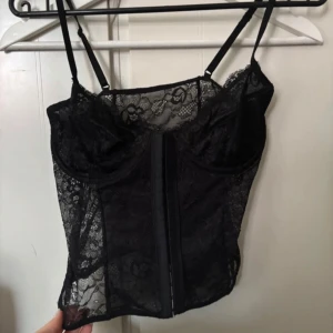 Svart spetskorsett topp - Superfin korsett topp , från NA-KD , storlek -xs 🥰 hör av er vid frågor 😻