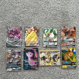 Pokémonkort - Samling av coola Pokémon kort. Alla kort är i bra skick utom Mew EX som har en liter spricka i mitten men alla andra är helt nya. Passar både nya samlare och erfarna samlare i all ålder.