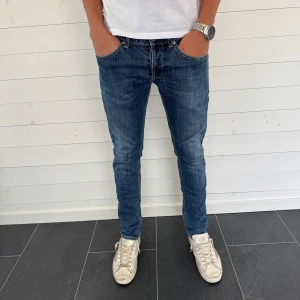 Blå dondup jeans  - Riktigt snygga dondup George jeans med en bra tvätt. Storlek W34. Perfekta för en avslappnad och trendig look