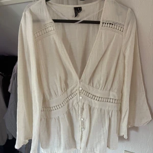 Omlott blus me volang - Använd 1 gång och är i linnematerial 