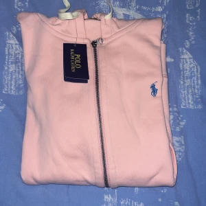 Ralph Lauren kofta  - Säljer denna helt nya Ralph Lauren koftan då den va för stor på mig.