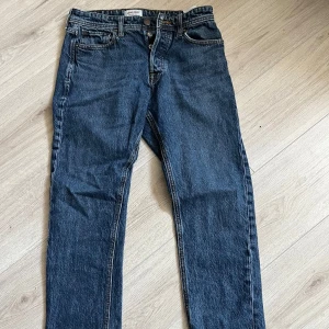 Jeans från Jack & Jones - Stiliga blås jeans från Jack & Jones i storlek 29/30!