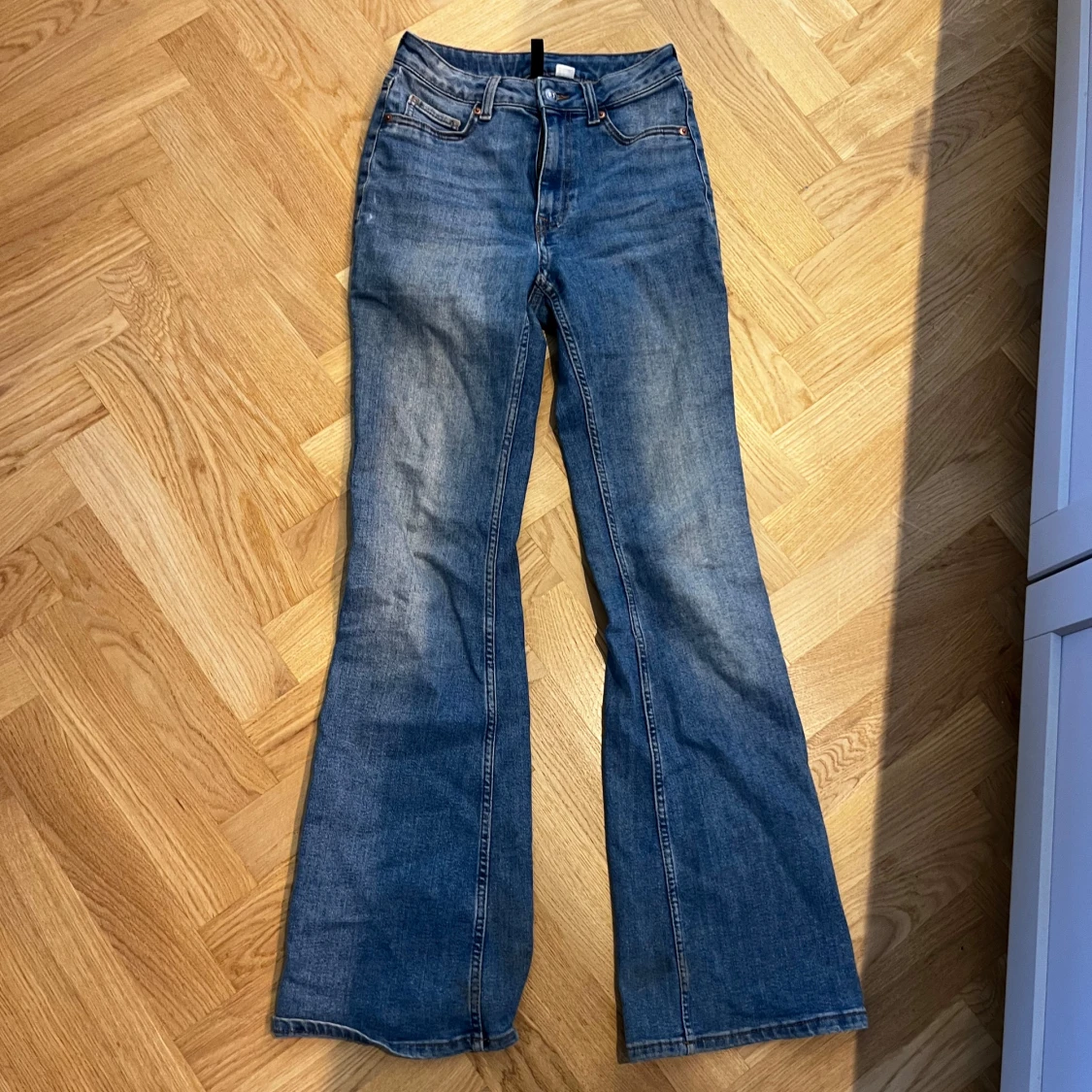 Blå bootcut jeans från Divided - 1