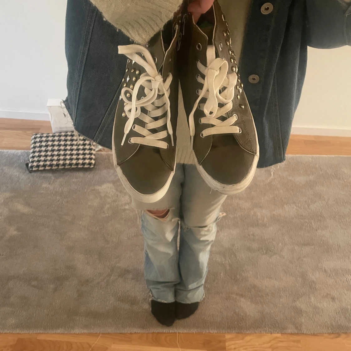 Mörkgröna sneakers med nitar - 1