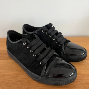 Lanvin - Tja! nu säljer jag dessa Lanvin Cap toe sneakers i storleken 43. Dessa skor är i extremt bra skick, priset går att justera vid en snabb affär! , kan sänka priset ganska så rejält ✌️