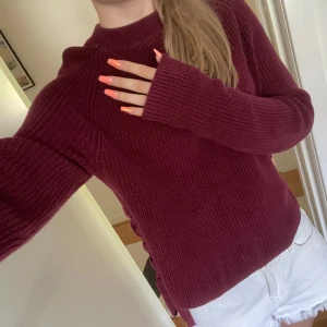 Röd tröja  - Vinröd stickad tröja från Crocker. Nästan aldrig använd - så fint skick. Inga defekter eller tecken på användning. Snörning finns på båda sidor, se bild 3. Lång i ärmarna. Hör av er för frågor ❤️