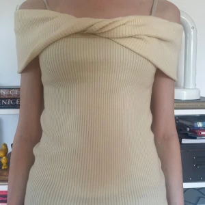 Krämvit off-shoulder topp - Inte använd någon gång! Mjukt material och har en vacker tvist vid ärmarna 💞 Storlek S, men skulle även säga XS-M, eftersom den stretchar ut sig för att passa din kropp. Den är köpt från Cider 😊