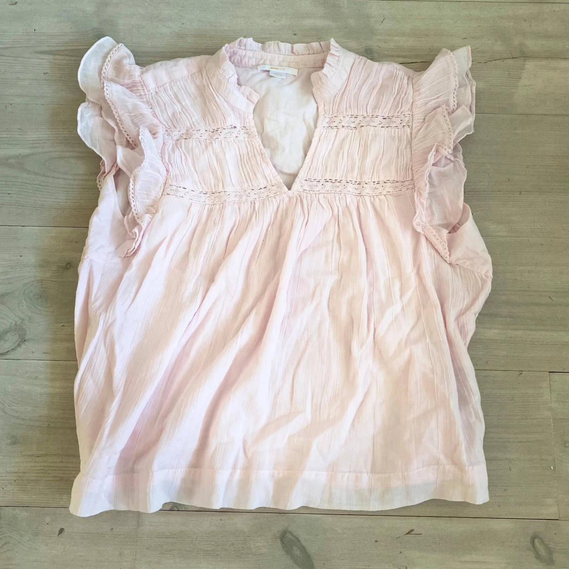 Ljusrosa blus med volangärmar - 1