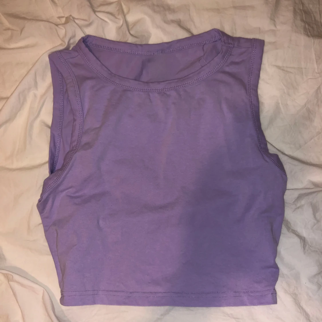 Ljuslila ärmlös linnetopp